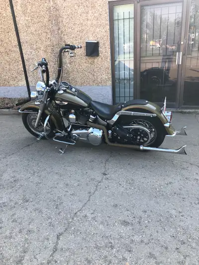 2007 Harley-Davidson Softail Deluxe. It features a 96 cubic engine, and 6-speed transmission. Has 18...