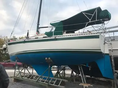 1983 Aloha 8.5 sailboat.10 opening, Sails and rigging are in great shape there is VHS and a AM/FM st...