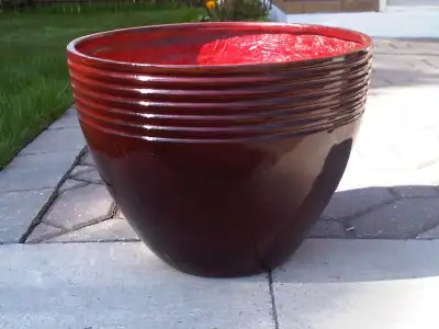 1. Grand Cache pot en plastique carré gris avec base: diamètre 13, hauteur 12.5 pouces, 15$. 2. Moye...
