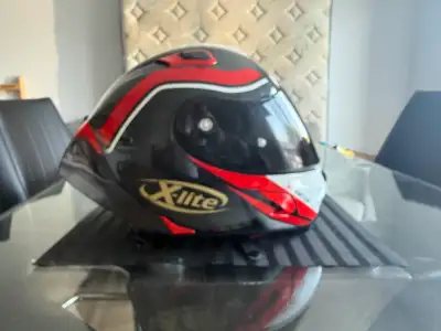 Ce casque de moto X-lite 803 RS 50th anniversaire est un équipement de protection robuste, offert ic...
