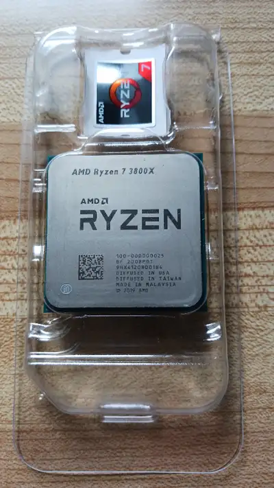 Processeur Ryzen 7 3800x, 3.9ghz, 8 cores,16 threads, très propre, jamais overclocké vient avec heat...