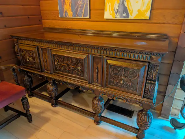 Antique Dining Set with Hutch in Dining Tables & Sets in Mississauga / Peel Region - Image 5