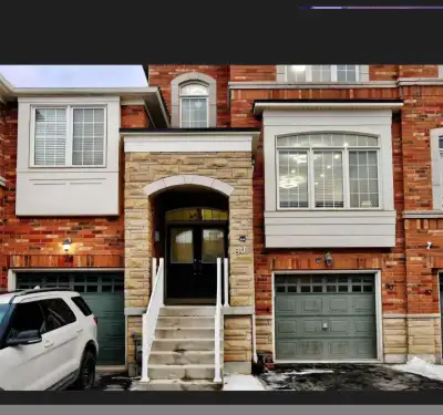 This 3 bedrooms townhouse in Dixie and Countryside area with generous Living Areas, Open Plan Kitche...