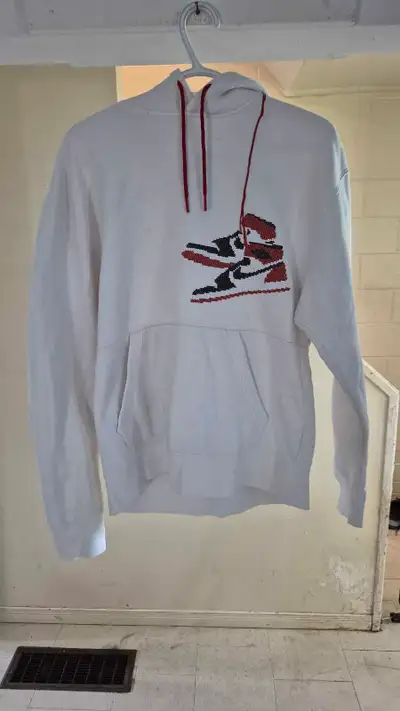 Snag this Jordan hoodie, size L/XL, for ultimate comfort and style! This used hoodie features a uniq...