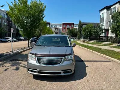 2015 Chrysler Town & Country Limited – 170,000 KM | Active Status | $3,900 OBO READ THE AD BEFORE ME...