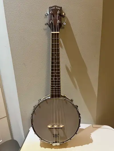 Banjo ukelele de Gold Tone en excellent condition. Avec étui dur deluxe. Merci. Thanks Livraison pos...