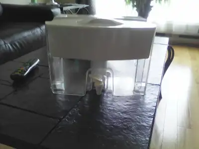 Gros BRITA pour porte de frigo ou dans le frigo. Jamais utilisé peut contenir jusqu'à 2 litres ou pl...