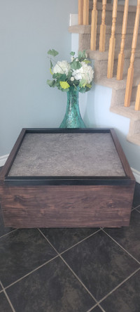 BEAUTIFUL!!   GREAT DEAL!!! . SQUARE SIZE COFFEE TABLE