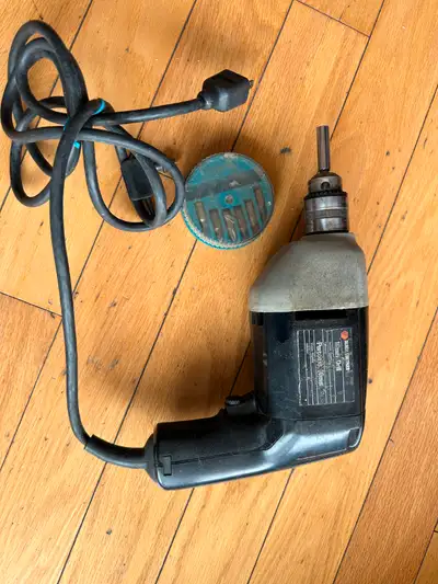 une drill electrique .avec des accessoires ...fonctionne tres bien .. pas cher