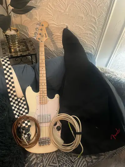 Squier Bronco bass, View more