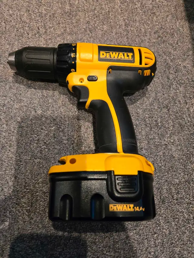 DEWALT 14.4 V POWER DRILL/SCREW DRIVER WITH 2 BATTERIES/CHARGER in Power Tools in Markham / York Region - Image 3