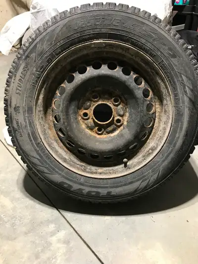 Selling 4 used Toyo Observe GSi5 Winter tires on Rims (Size:195/65R/15 91T). Tires have close to 0.5...