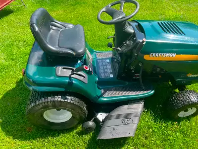 Tracteur à gazon Craftsman, 18HP hydrostatique 42 po de tondeuse Argent comptant seulement