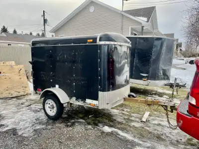 Je loue une remorque fermée 4x6 robuste et fiable, idéale pour le transport de vos biens en toute sé...