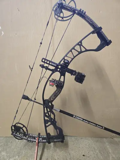 2013 Hoyt Spyder 30 bow, in Black ops (color), lightly used in very good condition. Draw length adju...