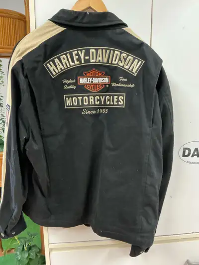 Ces vestes Harley-Davidson sont des articles d'occasion en excellent état, conçu pour offrir confort...
