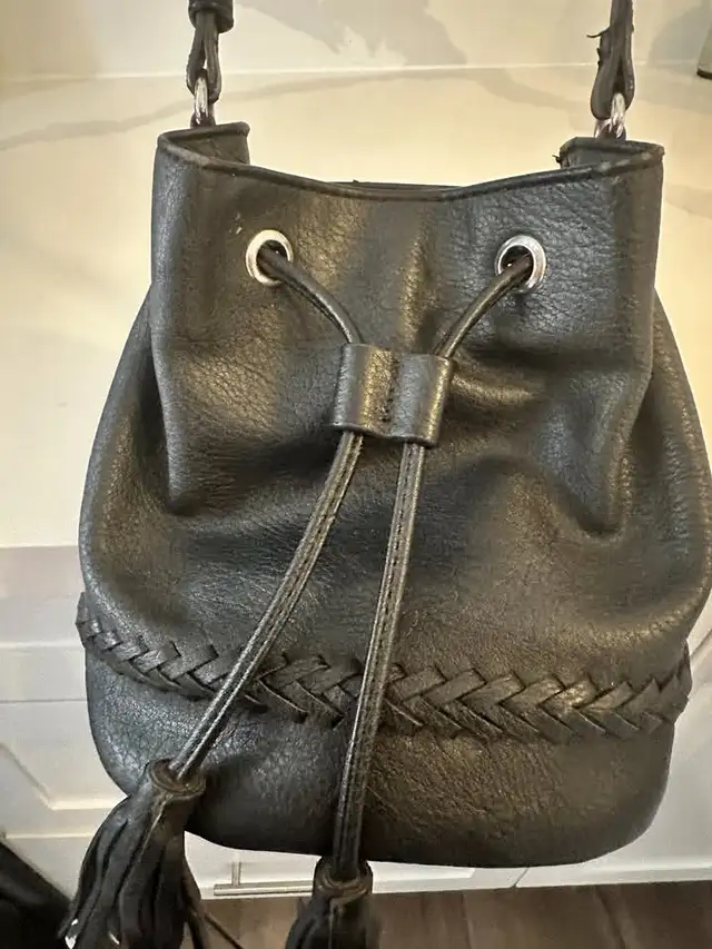 Forever 21 Drawstring Crossbody Bucket Bag in Women's - Bags & Wallets in Barrie - Image 4