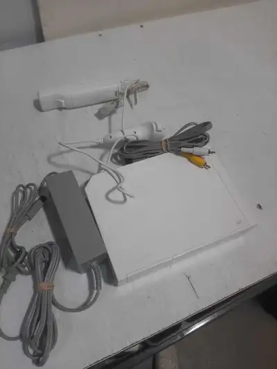 Rediscover your favourite classic games with this Nintendo Wii console, Model RVL-001, which comes a...