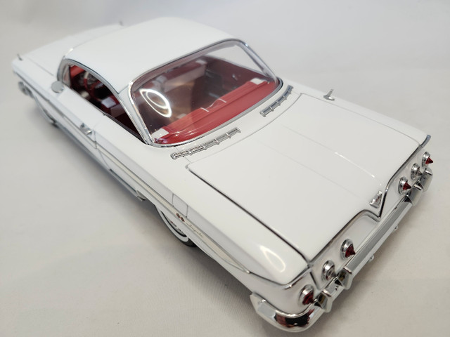 1961 Chevrolet Impala SS 409 Coupe White 1:18 Diecast Rare dans Art et objets de collection  à Région des lacs Kawartha - Image 3