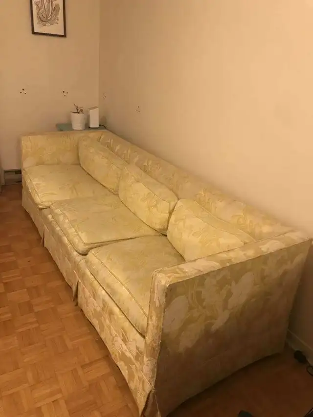 Canapé jaune / Yellow couch in Couches & Futons in City of Montréal - Image 2