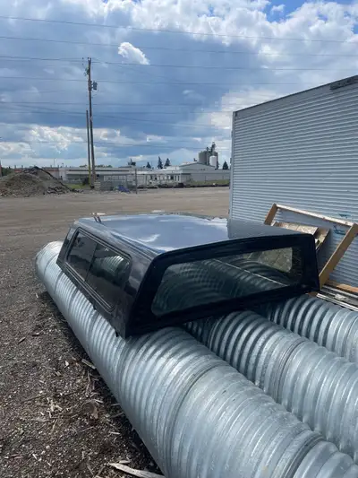 Truck topper for a standard bed truck bed .6’ 10” Dark blue in colour. Some scratches here and there...