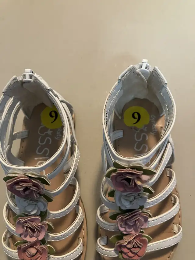 Souliers pour fille---Kid Girls Sandel Shoes --Size 9 in Kids & Youth in City of Montréal - Image 3