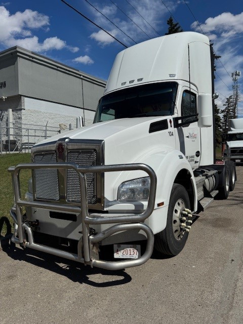 2022 KENWORTH T880 Day Cab (4 trucks available) in Heavy Trucks in Calgary - Image 2
