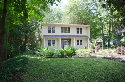 Shanty Bay, near Barrie, Oro-Medonte, Ontario Tucked in the heart of Shanty Bay, this 3-bed, 2-bath...