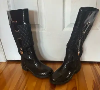Bottes d’eau noires en caoutchouc COMME NEUVES, taille 36 (doublées à l’intérieur) Peuvent servir 3...