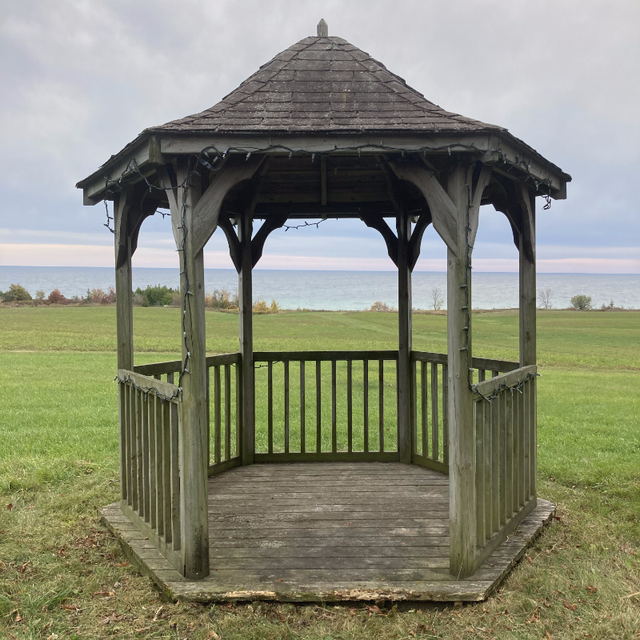 Beautiful Charming Hexagonal Gazebo looking for a new home! in Other in Oshawa / Durham Region - Image 4