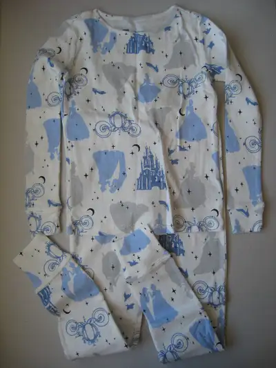 New with tags Girls Cinderella PJ set. 100% Cotton. Soft knit. Crewneck. Long sleeves with banded cu...