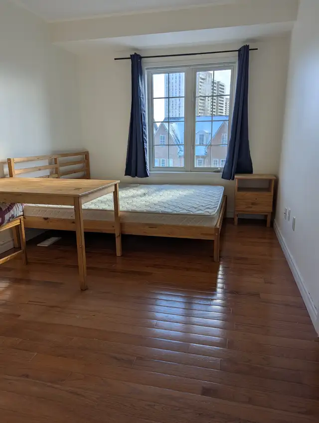 3rd Flr Large Room Private Bath Balcony Parking @York University
