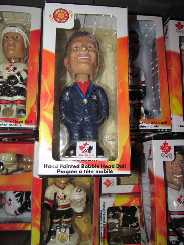 BOBBLE HEAD TEAM CANADA 2002 OLYMPIQUE OLYMPICS BOBBLE HEADS in Arts & Collectibles in Laurentides - Image 3