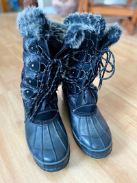 Women’s Winter Boots. Size 10 Warm Dry