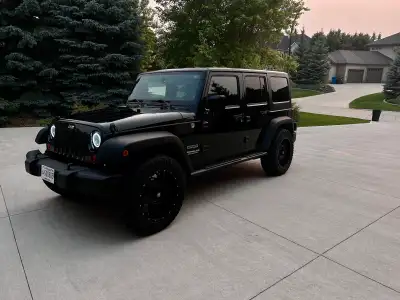 Manual | Reliable | Maintained | Apple CarPlay | 2-Owner Selling my 2011 Jeep Wrangler. I’ve owned i...