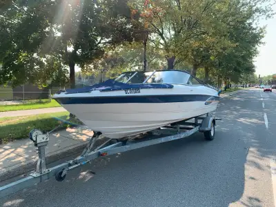 Bateau à vendre : Bayliner 205 XT 2003, modèle open deck de 21 pieds, pouvant accueillir jusqu’à 9 p...