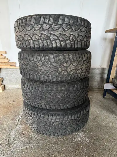 À vendre 4 pneus d’hiver 205/60R16 en bon état, 65$ négociable.