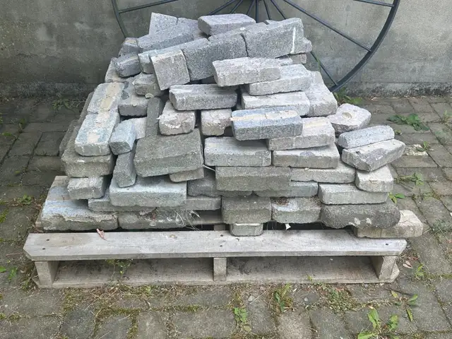 BRICKS LANDSCAPING in Outdoor Décor in Belleville - Image 3