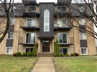 LAPRAIRIE grand 4 1/2 style condo TOUT RENOVE a louer pres services et transport. 3e etage, Pres rou...