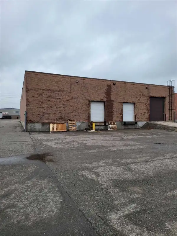 15000 SQ FT WAREHOUSE, 3 DOCKS in Commercial & Office Space for Rent in Mississauga / Peel Region - Image 11
