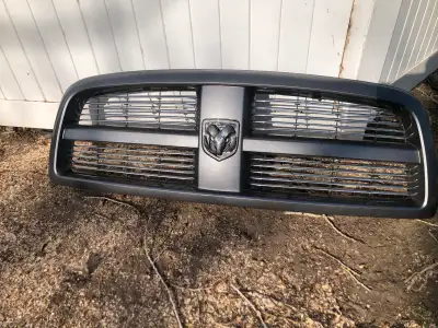 2011 Ram grille, in good shape, not broken, all the fasteners are in good shape. Front logo is loose...