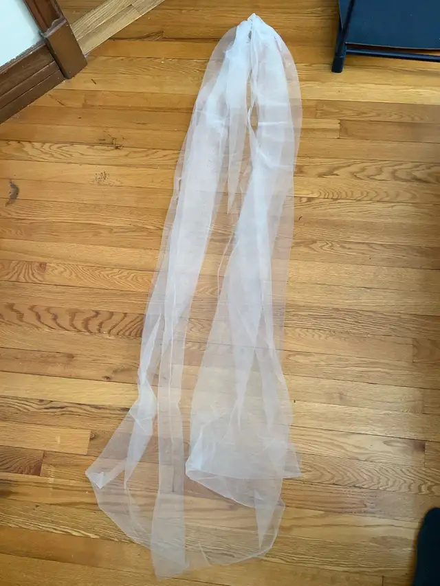 Bridal veil, white, tuile in Wedding in Winnipeg - Image 2