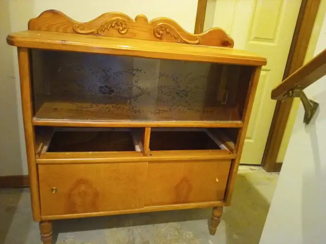 Older wooden hutch in Hutches & Display Cabinets in Owen Sound - Image 2