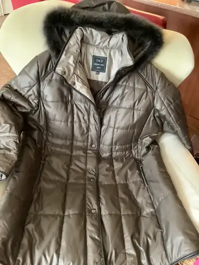 Manteau hiver marque Mona Lisa Grandeur 22W Pour femme Neuf Maison non fumeur Payer $629.00 Demande...