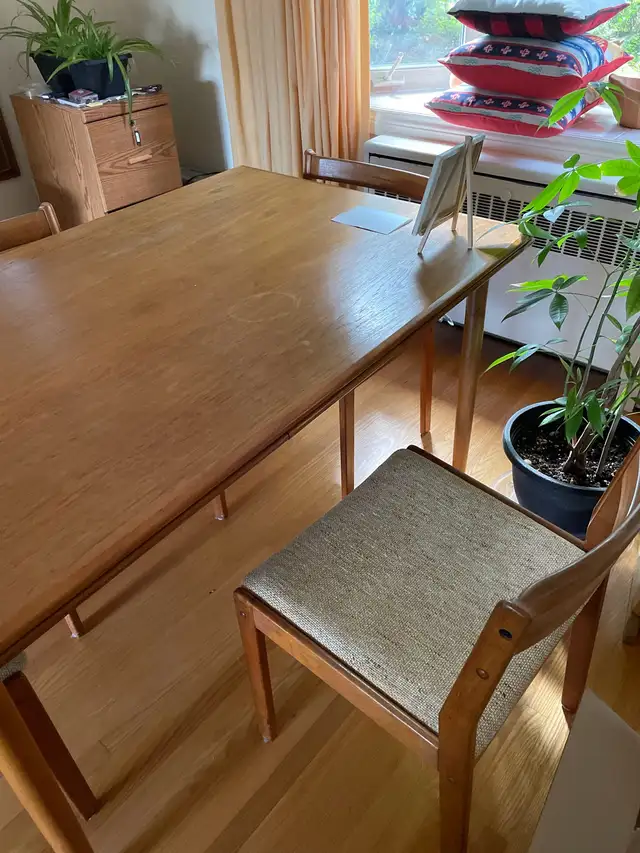 Teak dinning tables and 4 chairs in Dining Tables & Sets in City of Toronto - Image 7