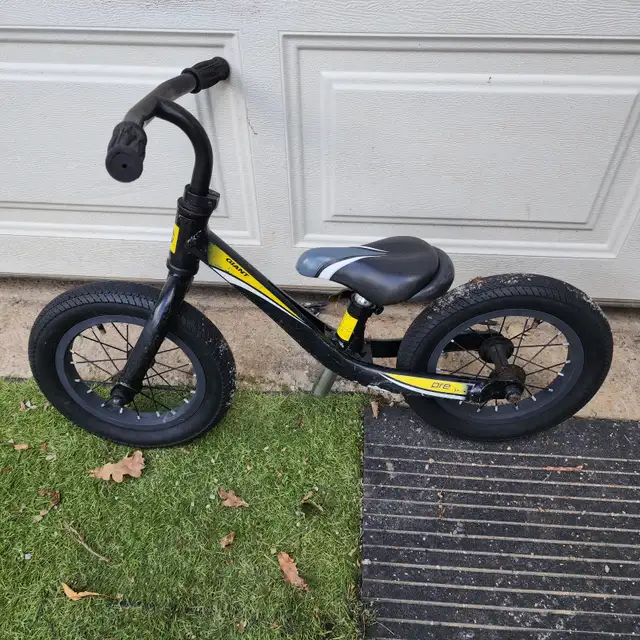 Giant glider bike black yellow adjustable seat in Kids in Oakville / Halton Region - Image 2