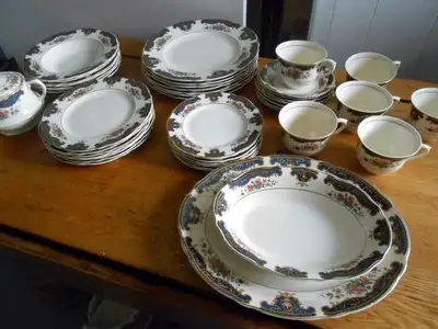 Superbe et chic set de vaisselle 6 couverts 45 pièces de porcelaine anglaise de Hughes and Sons modè...