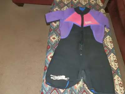 Oceaner 3mm Performance Stretch Tunic - Ladies. SMALL Size: SMALL Condion: Used Add the core warmer...
