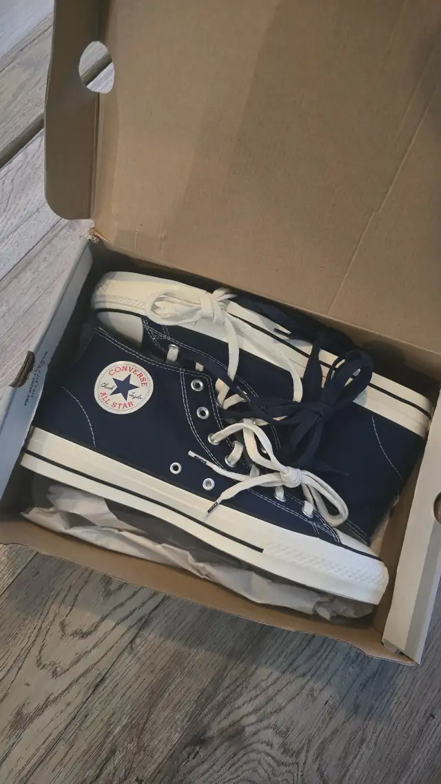 Converse 10.5 unisex black and white in Men's Shoes in Kitchener / Waterloo - Image 5