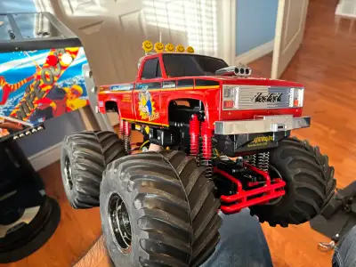 Two new build trucks. Super clodbuster, and lunchbox. All have been upgraded to bearings. Beautiful...